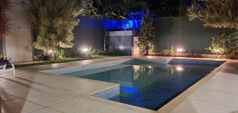 Piscina iluminada a noite