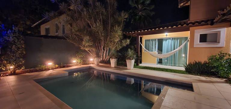 Piscina iluminada a noite