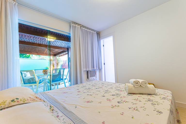 Suíte casal acesso a piscina