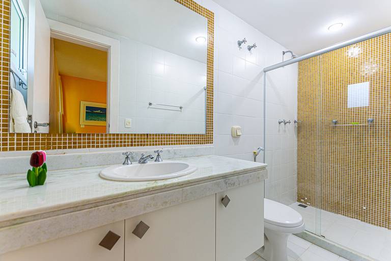 Banheiro Suíte casal acesso a piscina