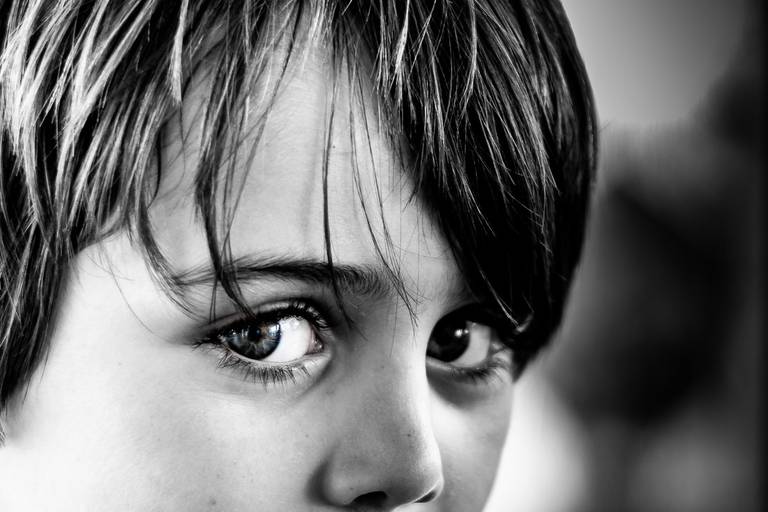 olhares, criança olhos azuis, preto e branco bw