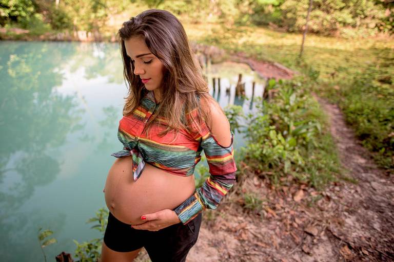 retrato de grávida na lagoa azul em Belém do Pará