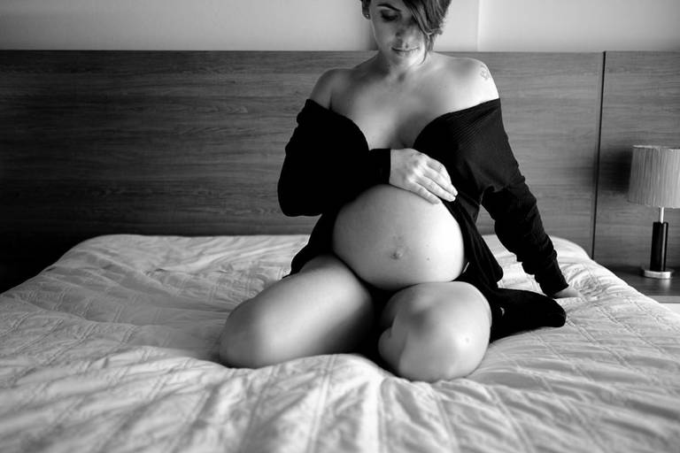 book de grávida gestante sensual em casa de lingerie