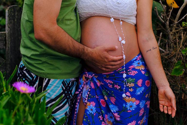 detalhe da barriga da mamãe Aline no ensaio de grávida 