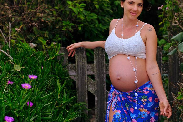 retrato gestante em Floripa praia do matadeiro