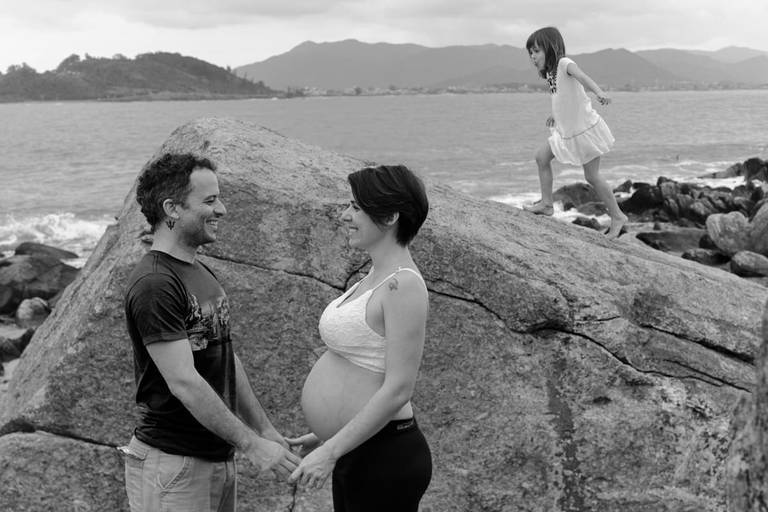 book de gestante família toda na praia em Floripa