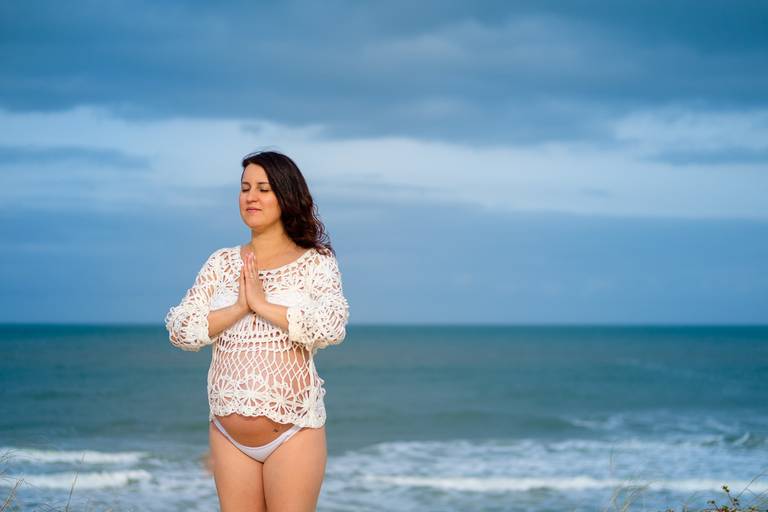 ritual de agradecimento da Thaísa na espera por sua filha Maria Clara na praia do Novo Campeche em Floripa