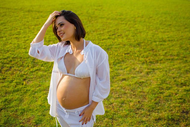 grávida Manuella no gramado em Macapá