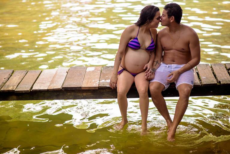 beijinho carinhoso do casal na sessão fotográfica gestante