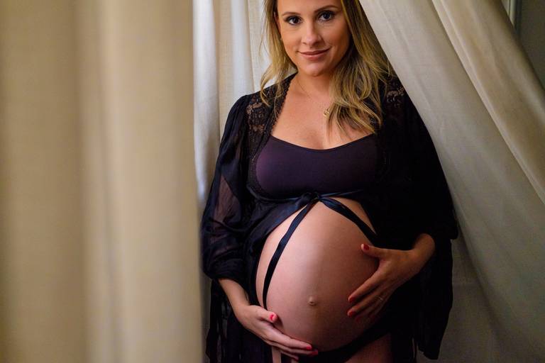 retrato de grávida book sensual em casa de lingerie