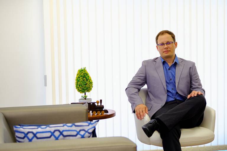 Psicólogo Gustavo Lopes de Lima em seu consultório