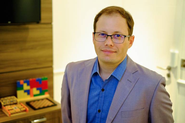 Psicólogo Gustavo Lopes de Lima em seu consultório