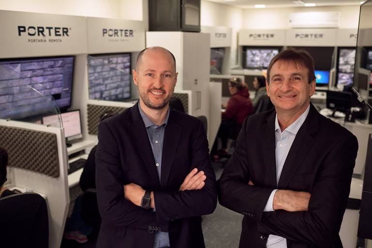 CEOs da Porter do Brasil em seu centro de operações. Retrato para revista