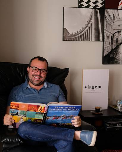 Rodrigo Vieira do blog de viagem Bagagem de Bolso em ensaio em casa