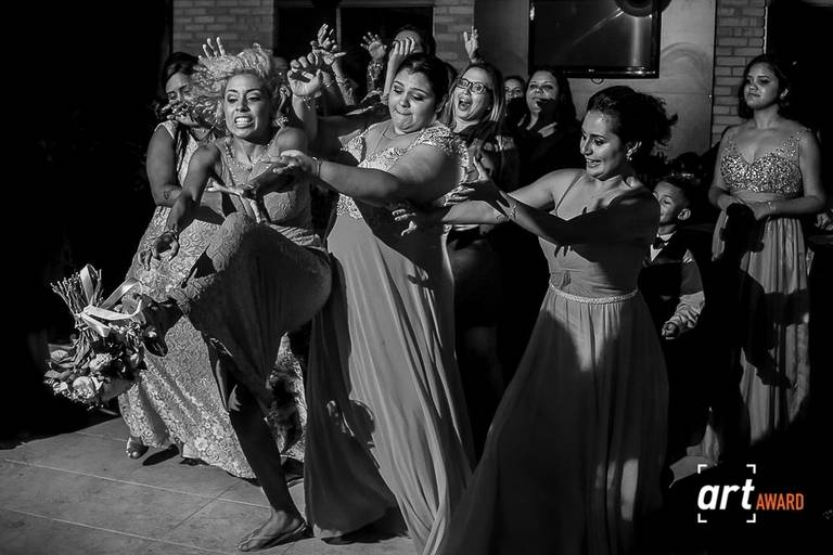 madrinha chutando buquê da noiva