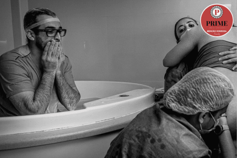 pai vendo seu bebe nascendo com cara de espanto