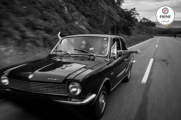 noivos no carro ensaio pre wedding