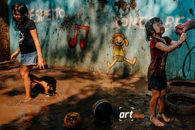criança toma banho no barro