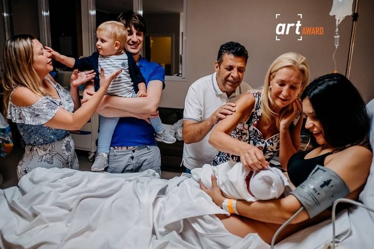 família visitando recém nascido que acabou de nascer