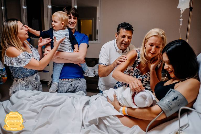 família visitando recém nascido