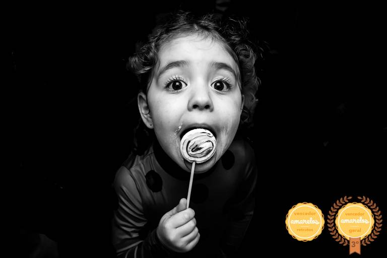 menina com pirulito em festa infantil