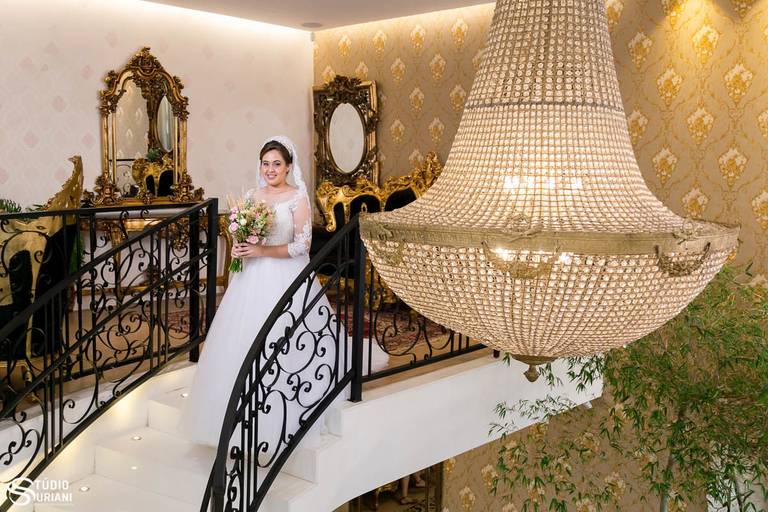 Lindo salão com lustre magnifico em Araguari para noivas de Uberlândia com casamento em 2019