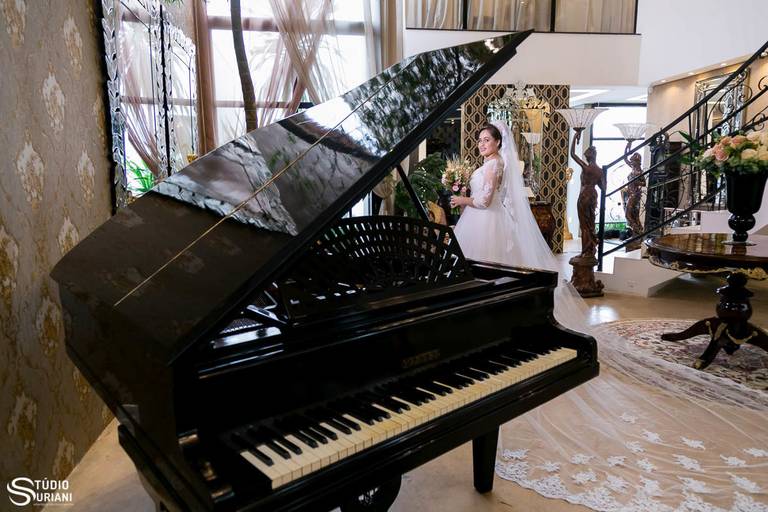 Noiva sendo fotografada em piano de calda em Araguari para casamento em uberlândia 