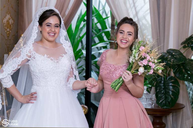 Irmã da noiva fazendo foto com o buque antes do casamento no salão de cabeleireiro em Araguari 