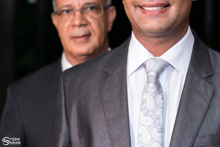 Pai faz foto com noivo antes do casamento 