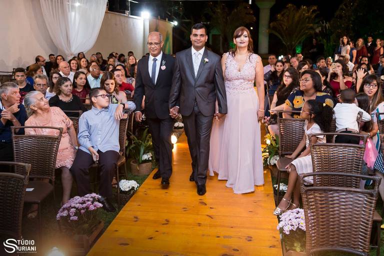 Fotógrafo faz fotos maravilhosas em casamento ao ar livre com tenda 