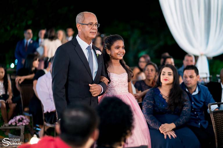 Irmã de noivo entrando no casamento com o Pai