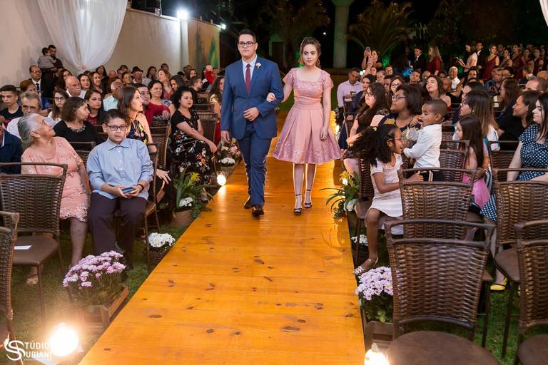 Irmã da noiva que esta noiva entrando no casamento com noivo que irão se casar em 2020