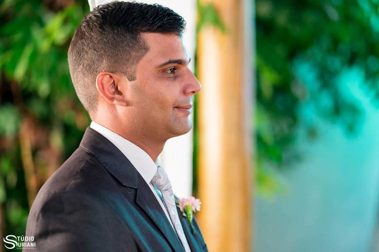 Noivo emocionado no altar 