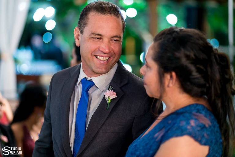 Pai da noiva sorrindo para a mãe 