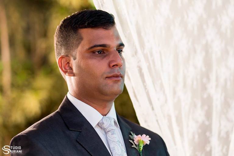 Noivo com lapela Rosa 