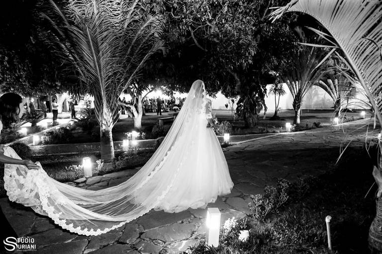 Entrada da noiva caminhando pelo caminho de pedras até o altar 