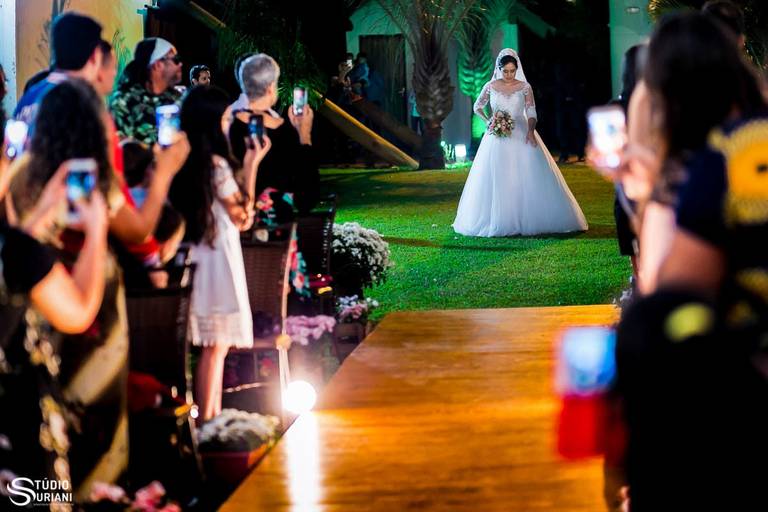 Noiva chegando próximo ao local da cerimonia de casamento 