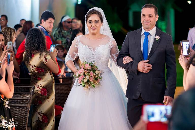 pai entrando com a noiva 