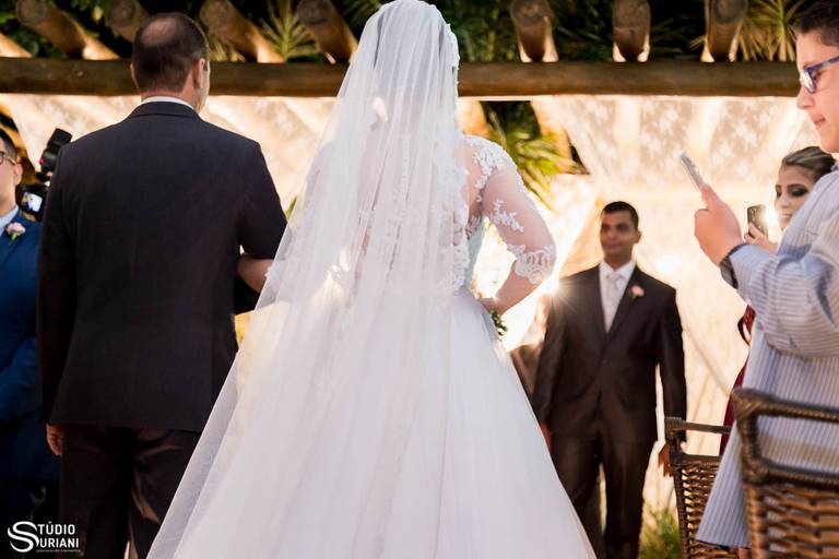 Noivo olhando para a noiva durante a sua entrada 