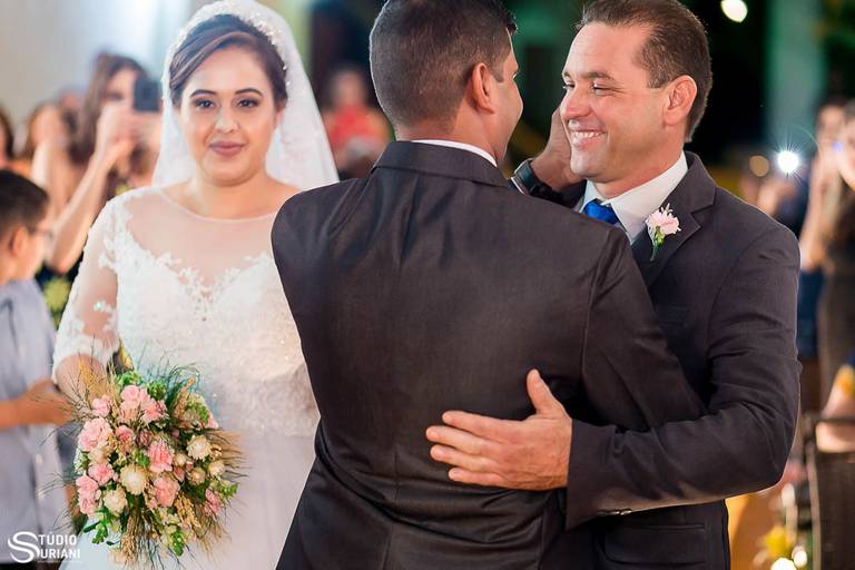 Sorriso do pai para noivo antes de entregar a filha no altar 
