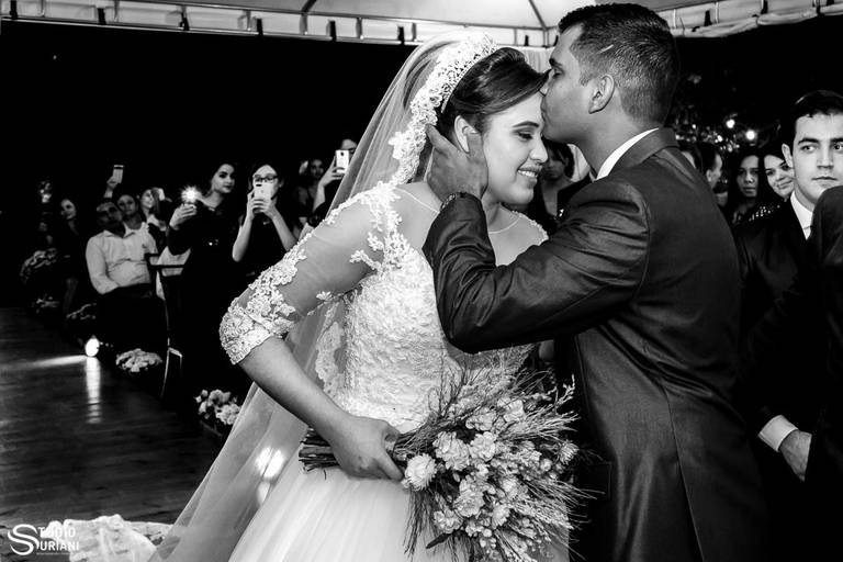 Beijo na testa da noiva a entrega do pai para o noivo em 2019