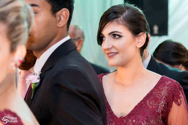 Madrinha corando durante o casamento 