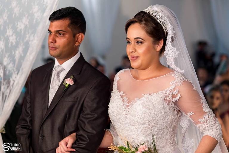 Lidos noivos no altar para casamento civil em Uberlândia 