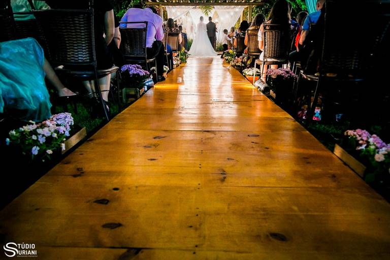 Passarela de madeira para casamento ao ar livre em Uberlândia  