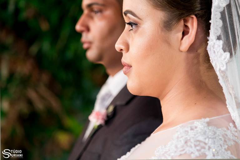 Noiva no altar em casamento 