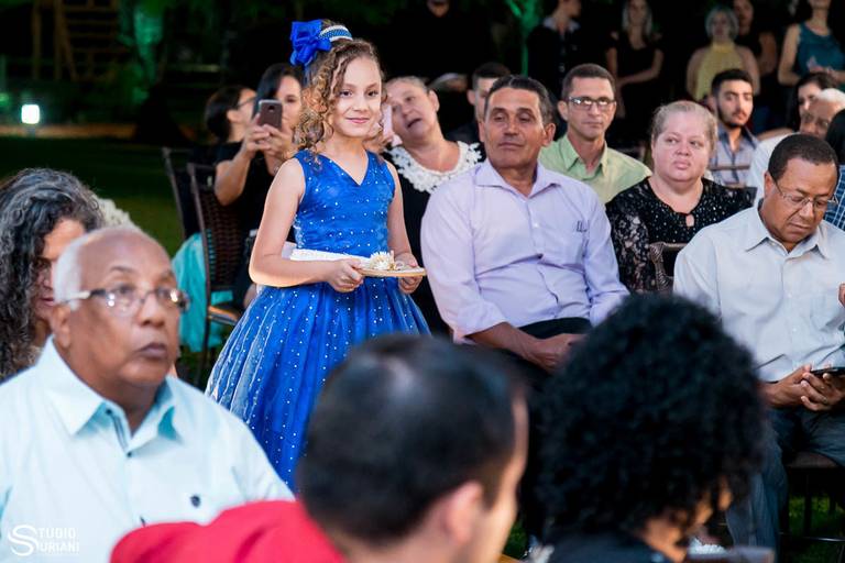 Entrada das alianças em casamento ao ar livre em Uberlândia 