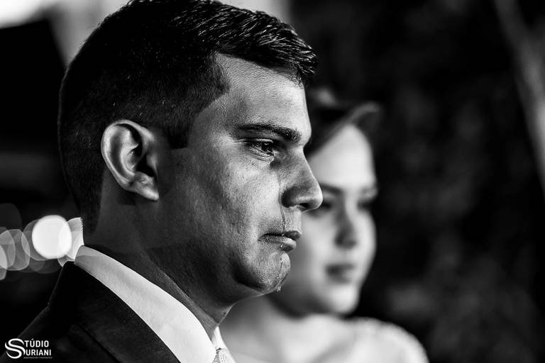 Noivo chorando e lagrima caindo no casamento em Uberlândia em Chácara com juiz de paz Carlos do cartório de registro civil 