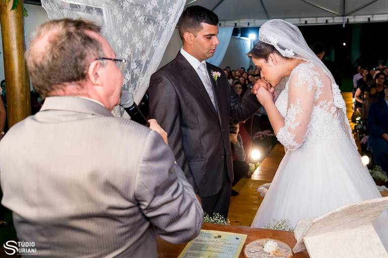 Beijo na mão do noivo 