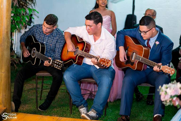 Amigos tocando violão casamento fazendo serenata de amor 
