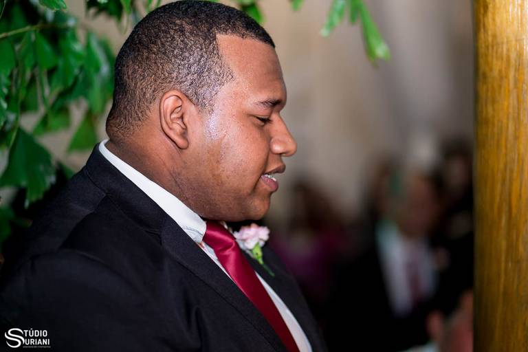 Amigo cantando no casamento 